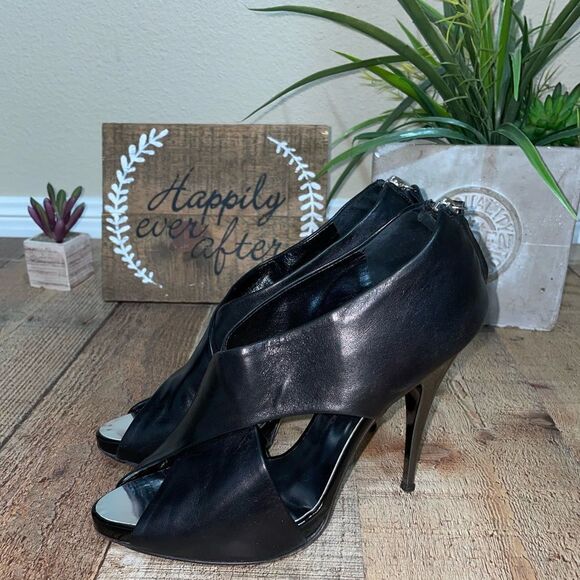 Giuseppe Zanotti
Black Leather Crisscross Ankle Size 38.5 Boots/Booties - Picture 2 of 16